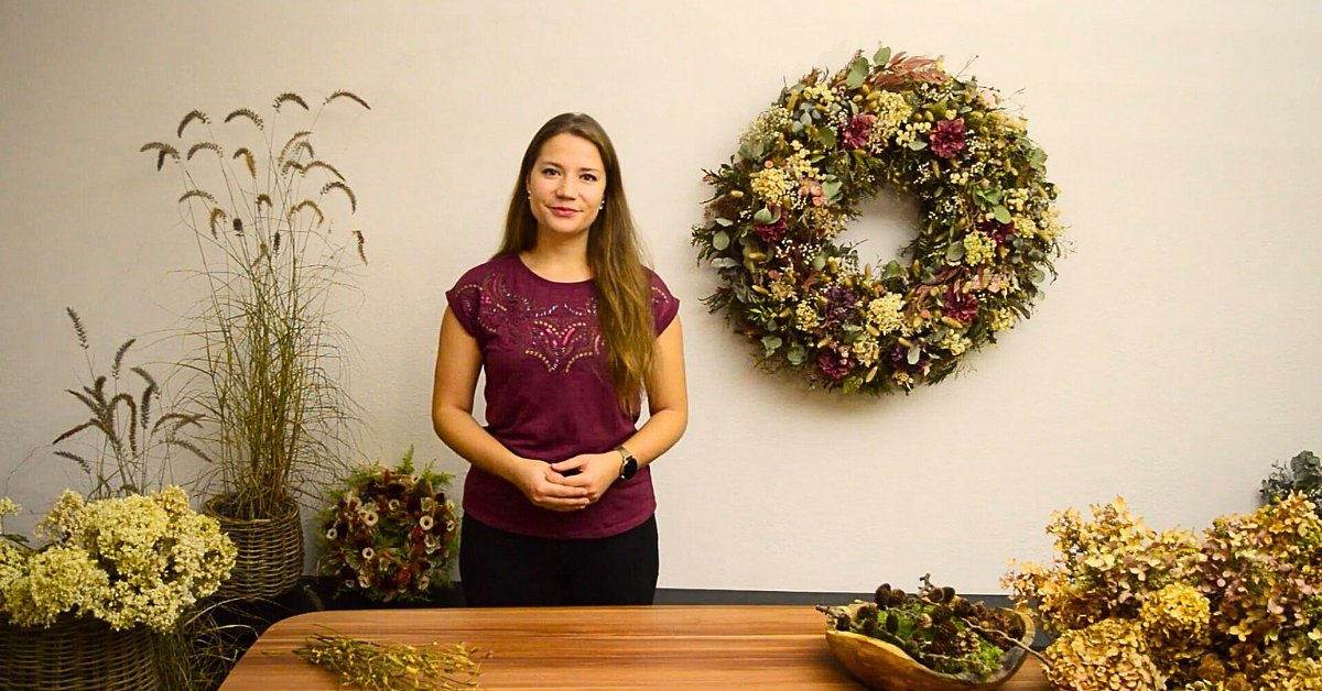 Květinová dekorace z online floristického kurzu Adély Murínové