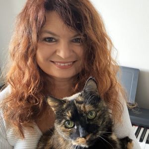 Lea Pecháčková, lektorka online kurzu Hra na klavír podle barevných not