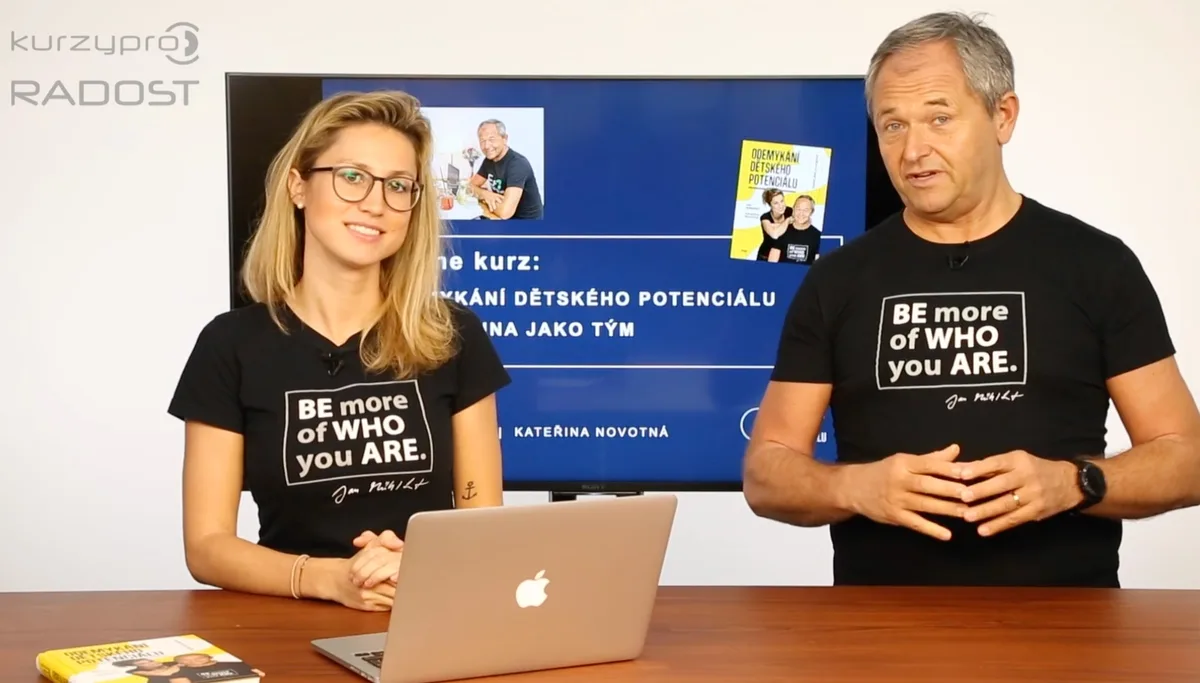 Lektoři Kateřina Novotná a Jan Mühlfeit a jejich online kurz Odemykání dětského potenciálu