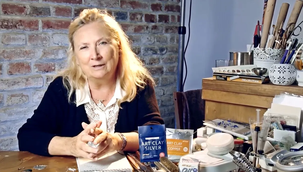 Ukázka tvarování modelovací hmoty Art Clay Silver v kurzu Jany Veselé