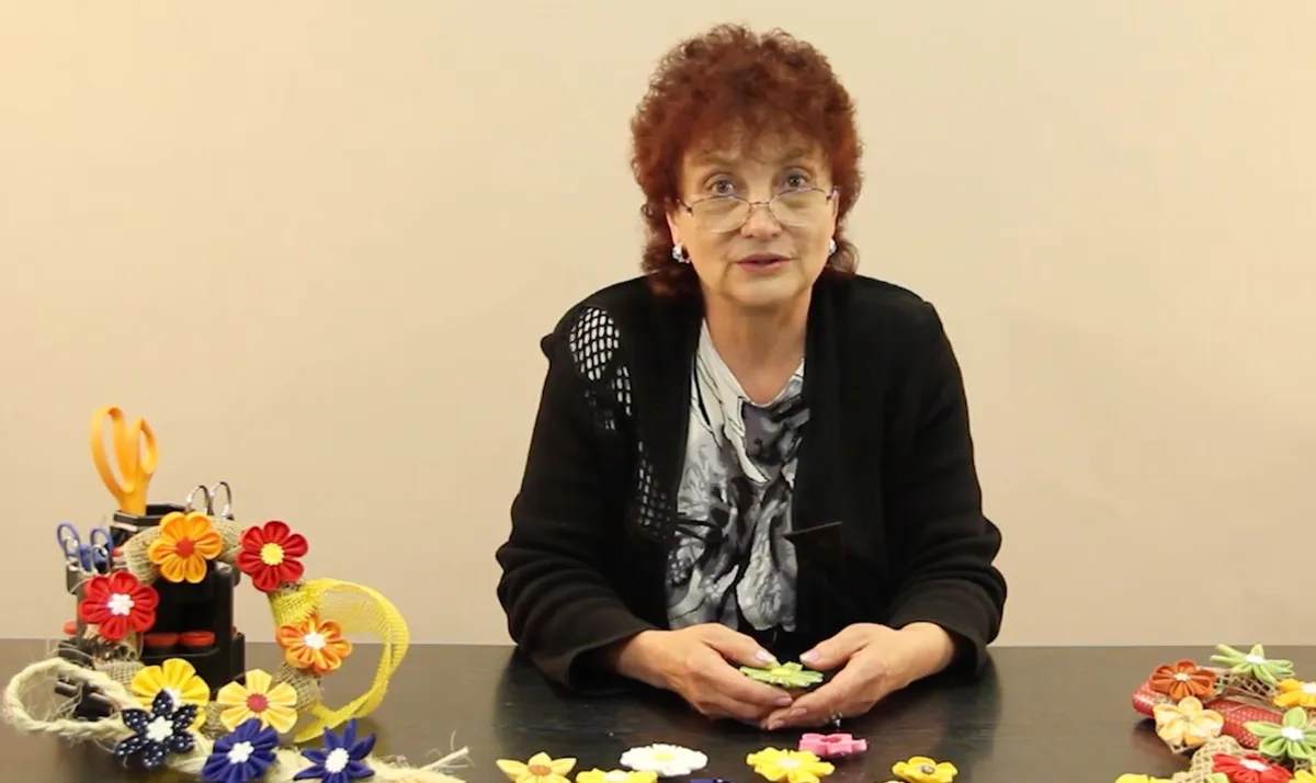 Jaroslava Marková: Kanzashi textilní kytičky, ukázka hotových ozdob