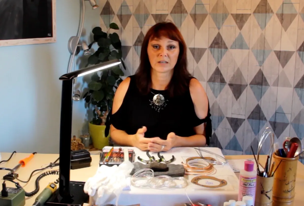 Ukázka tvorby cínovaného šperku v kurzu Jitky Slavíkové