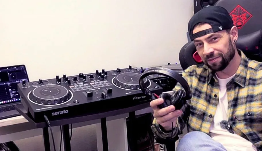 DJ kontroler a mixážní pult z kurzu pro začínající dýdžeje