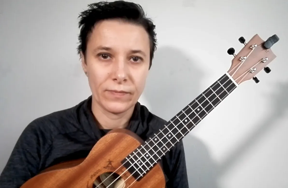 Eva Hosnedlová a její online kurz Kytarové kolovrátky pro vybrnkávání rozložených akordů