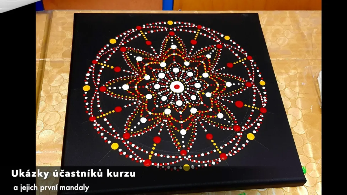 Detail tvorby tečkované mandaly s ukázkou barev a teček