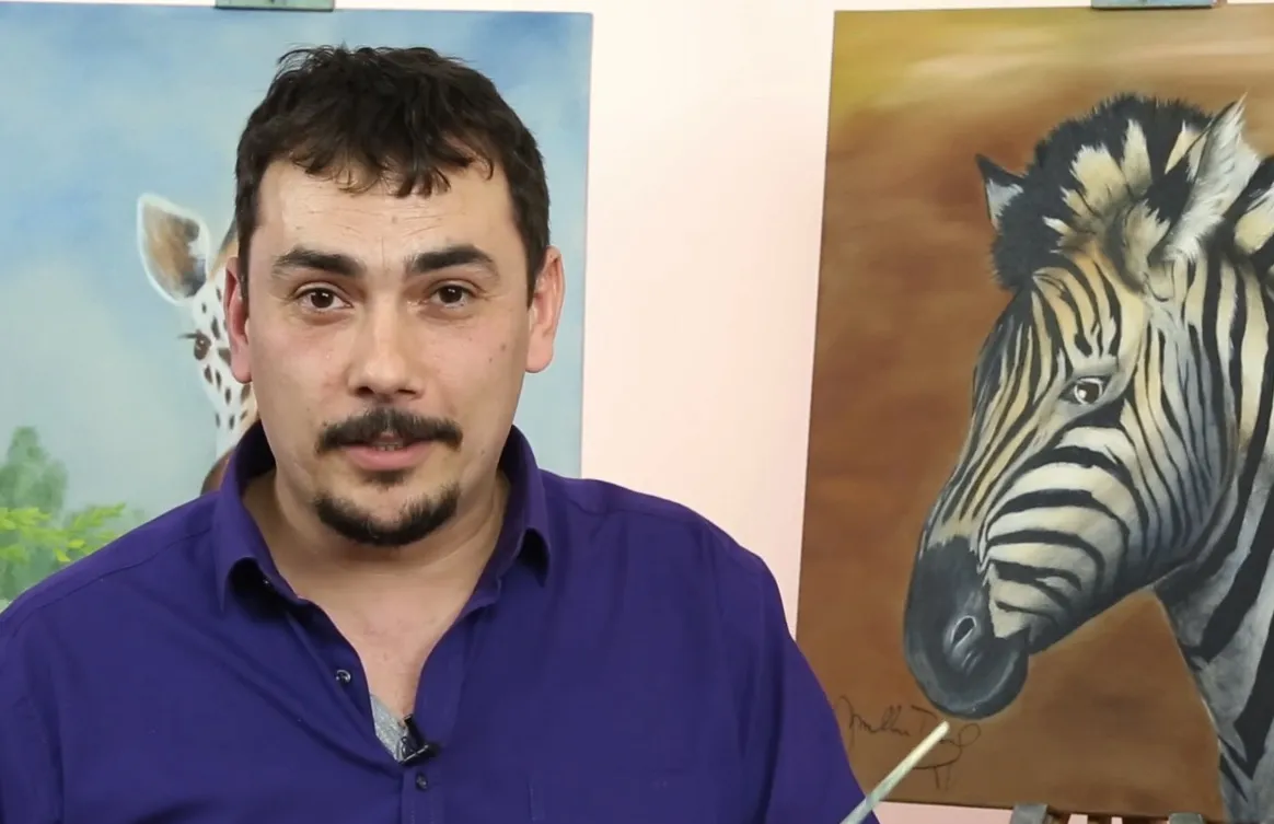 Pavel Michalica při malování zvířete v online kurzu