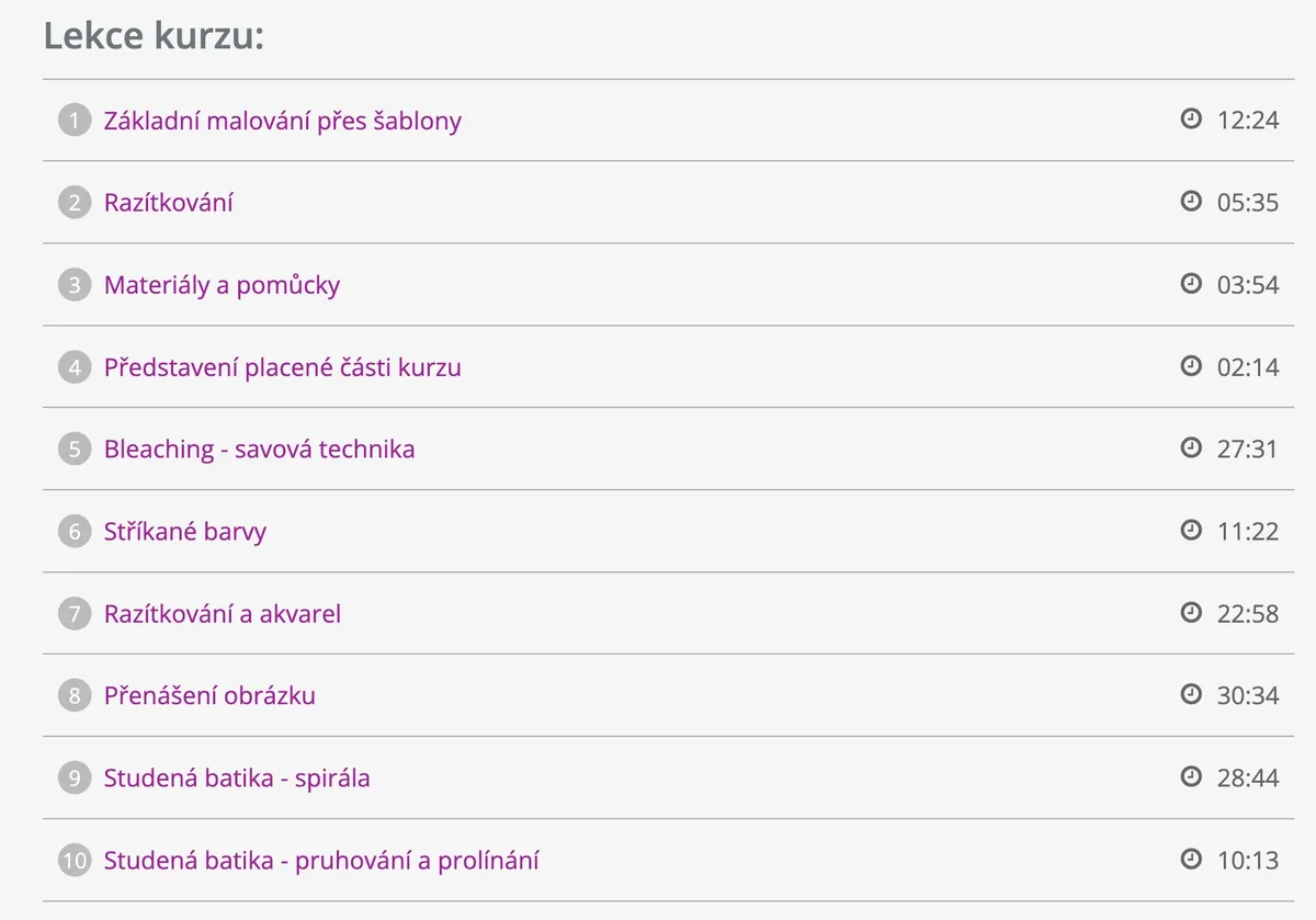 Detail práce s barvami a šablonami při zdobení textilu v kurzu Moniky Brýdové