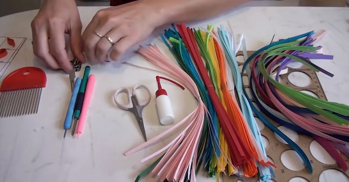 Originální ozdoby z papíru vyrobené technikou quilling podle online kurzu Petry Kroutilové