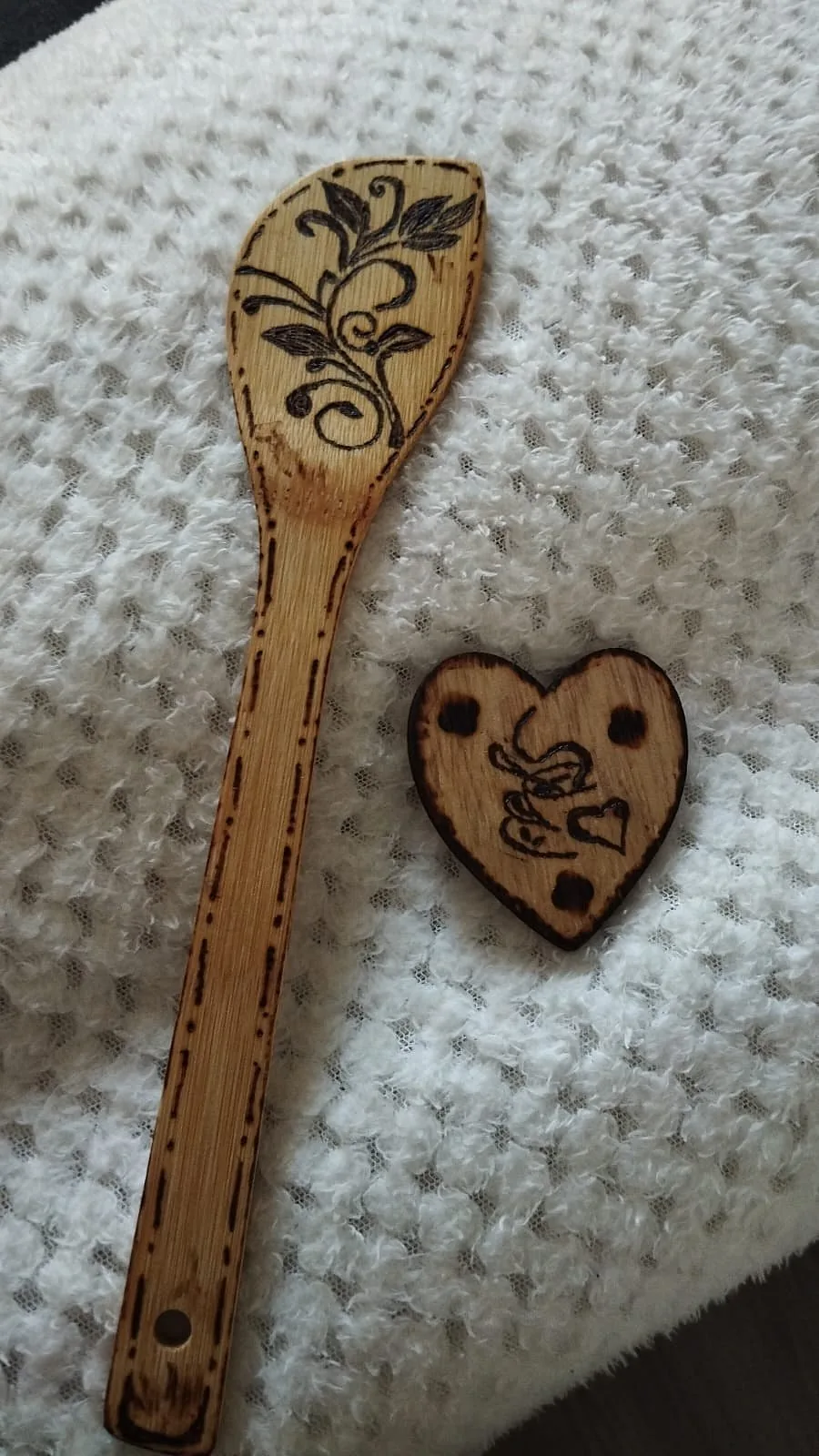 Vařečka a dřevěné srdce s vypáleným ornamentem, ukázka výrobků z kurzu pyrografie