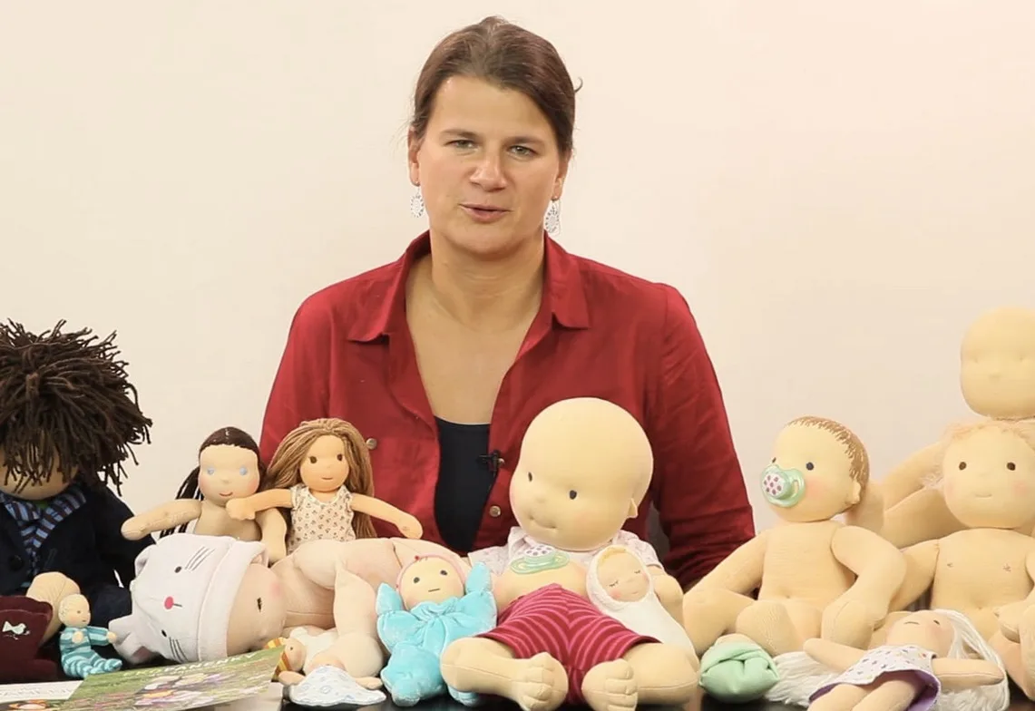 Ručně šitá ekopanenka z přírodních materiálů podle online kurzu Šití ekopanenek pro začátečníky od Terezy Jarošové