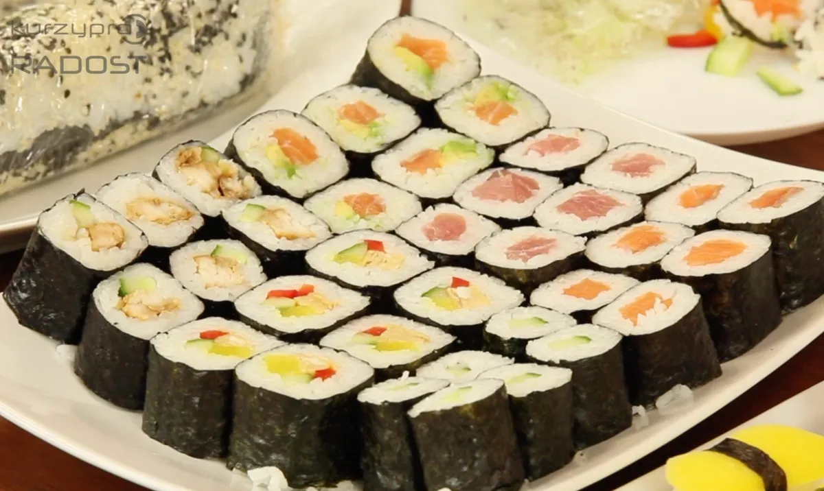 Hotové domácí sushi rolky naservírované na talíři